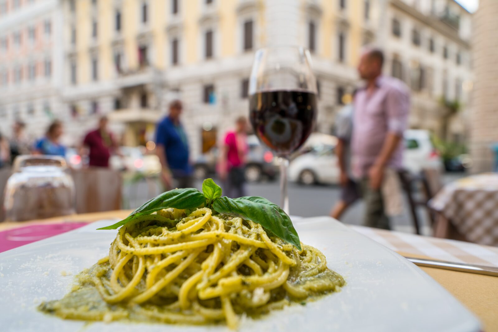A bowl of classic Roman cacio e pepe pasta